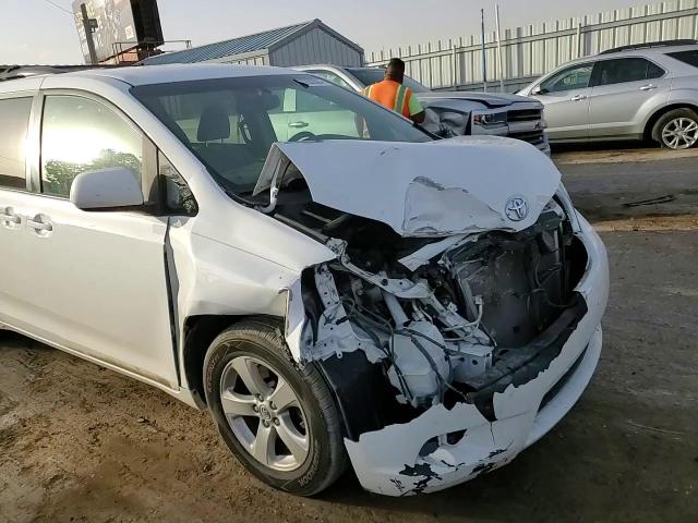 2015 Toyota Sienna VIN 5TDKK3DC7FS607298 Copart auction photo, front end / minor dent/scratches damage thumbnail 11