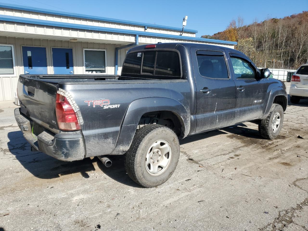 2011 Toyota Tacoma VIN 3TMLU4ENXBM057223 Copart auction photo, front end damage thumbnail 3