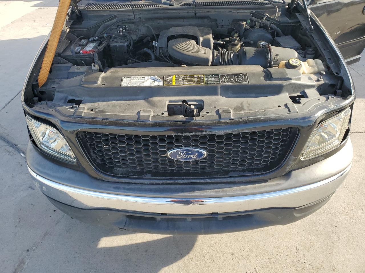 2002 Ford F-150 VIN 1FTRW07L72KA11705 Copart auction photo, front end / side damage thumbnail 11