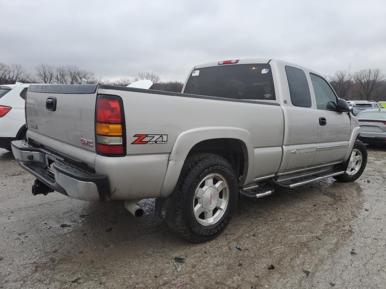 2004 GMC Sierra VIN 2GTEK19T041265661 Copart auction photo, front end damage thumbnail 3