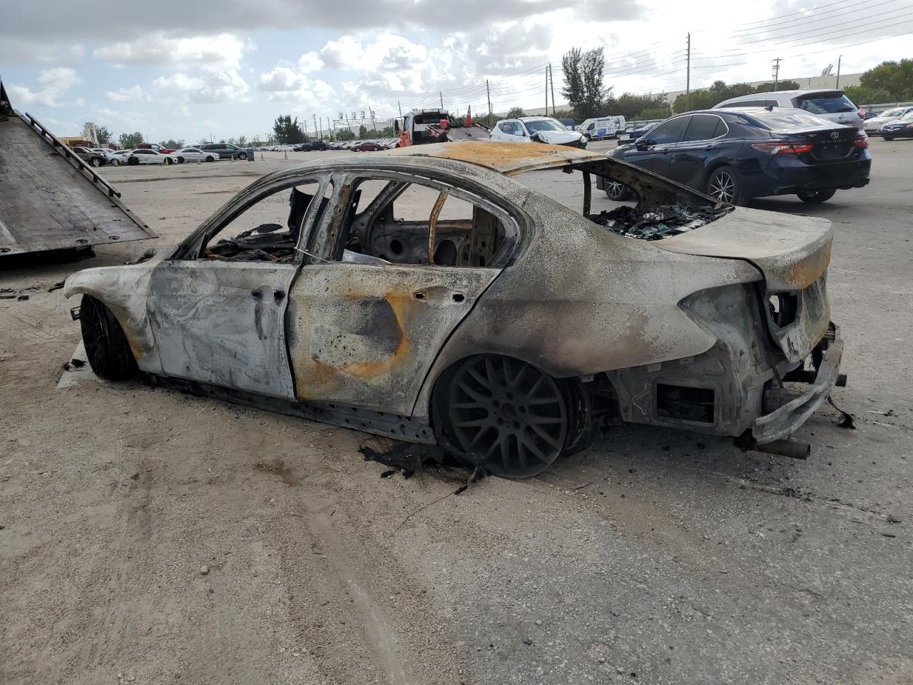 2016 BMW 3er VIN WBA8E9G59GNU30145 Copart auction photo, burn damage thumbnail 2