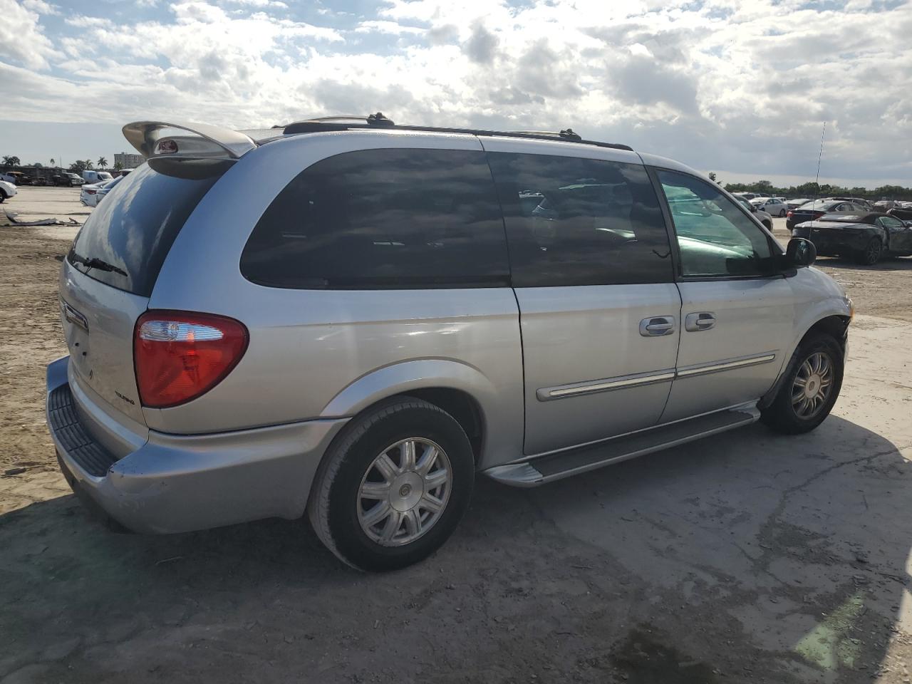 2006 Chrysler Town & Country VIN 2A4GP54L36R647934 Copart auction photo, front end damage thumbnail 3