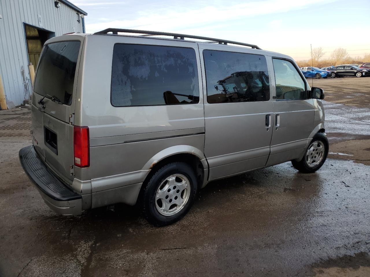 2004 Chevrolet Astro VIN 1GNEL19X84B122187 Copart auction photo, front end / minor dent/scratches damage thumbnail 3