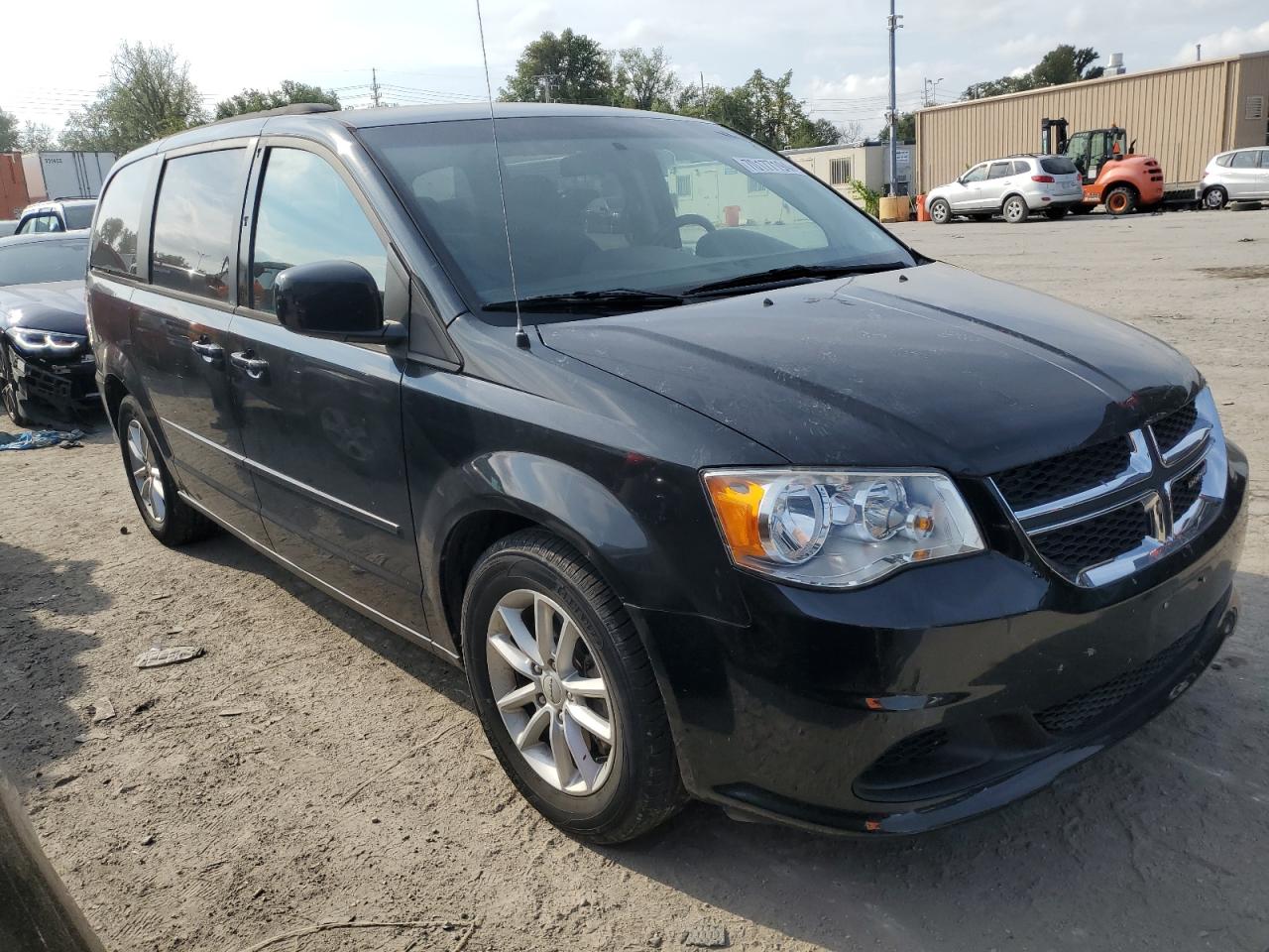 2013 Dodge Caravan VIN 2C4RDGCG8DR772075 Copart auction photo, side / front end damage thumbnail 4
