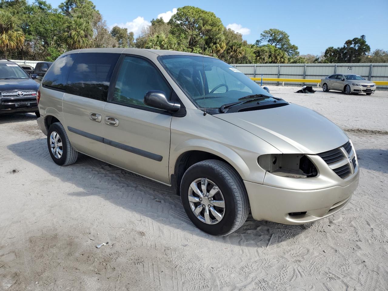 2005 Chrysler Town & Country VIN 1C4GP45RX5B295077 Copart auction photo, front end / minor dent/scratches damage thumbnail 4
