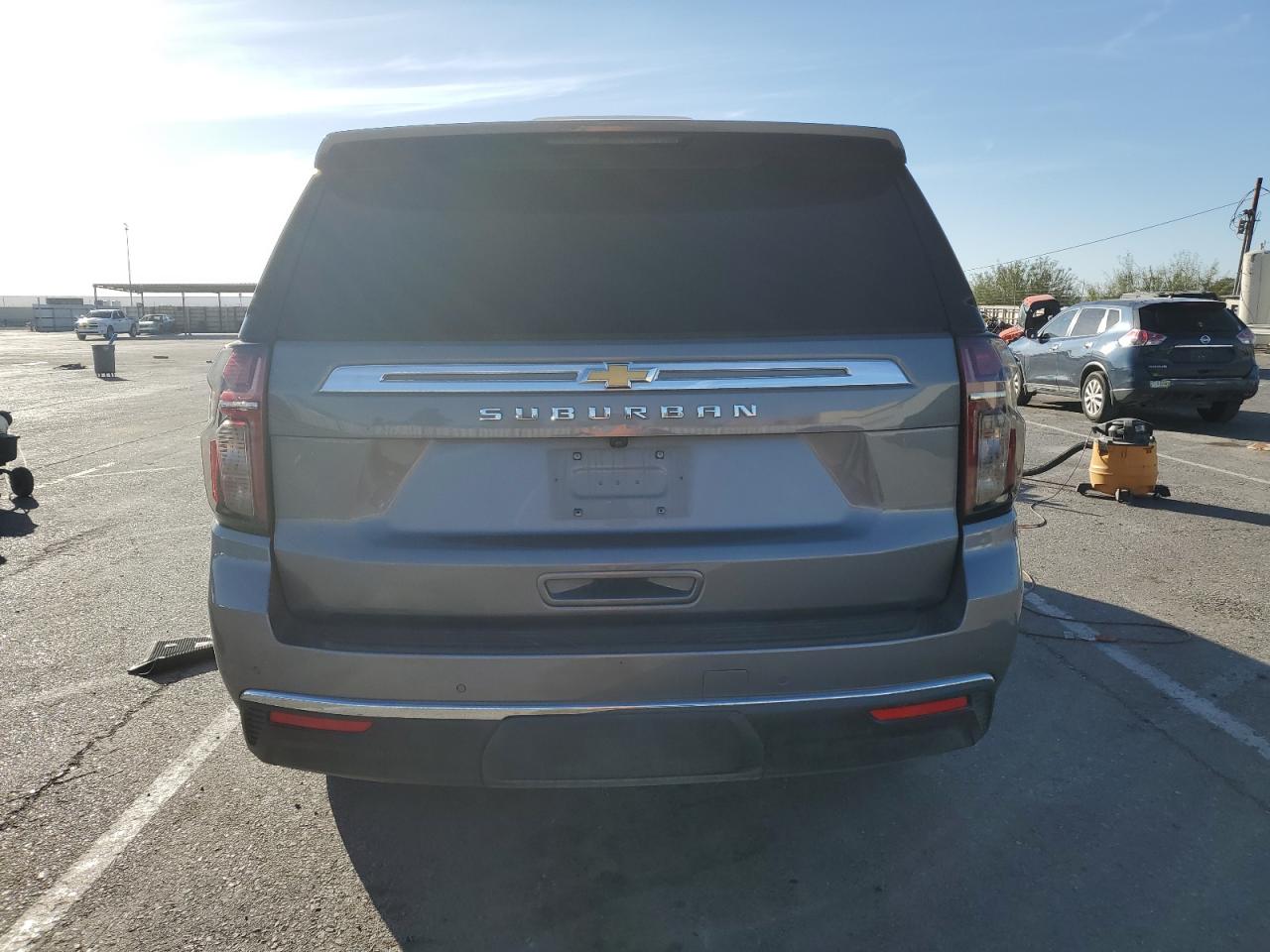 2022 Chevrolet Suburban VIN 1GNSCBKD0NR333272 Copart auction photo, side / front end damage thumbnail 6