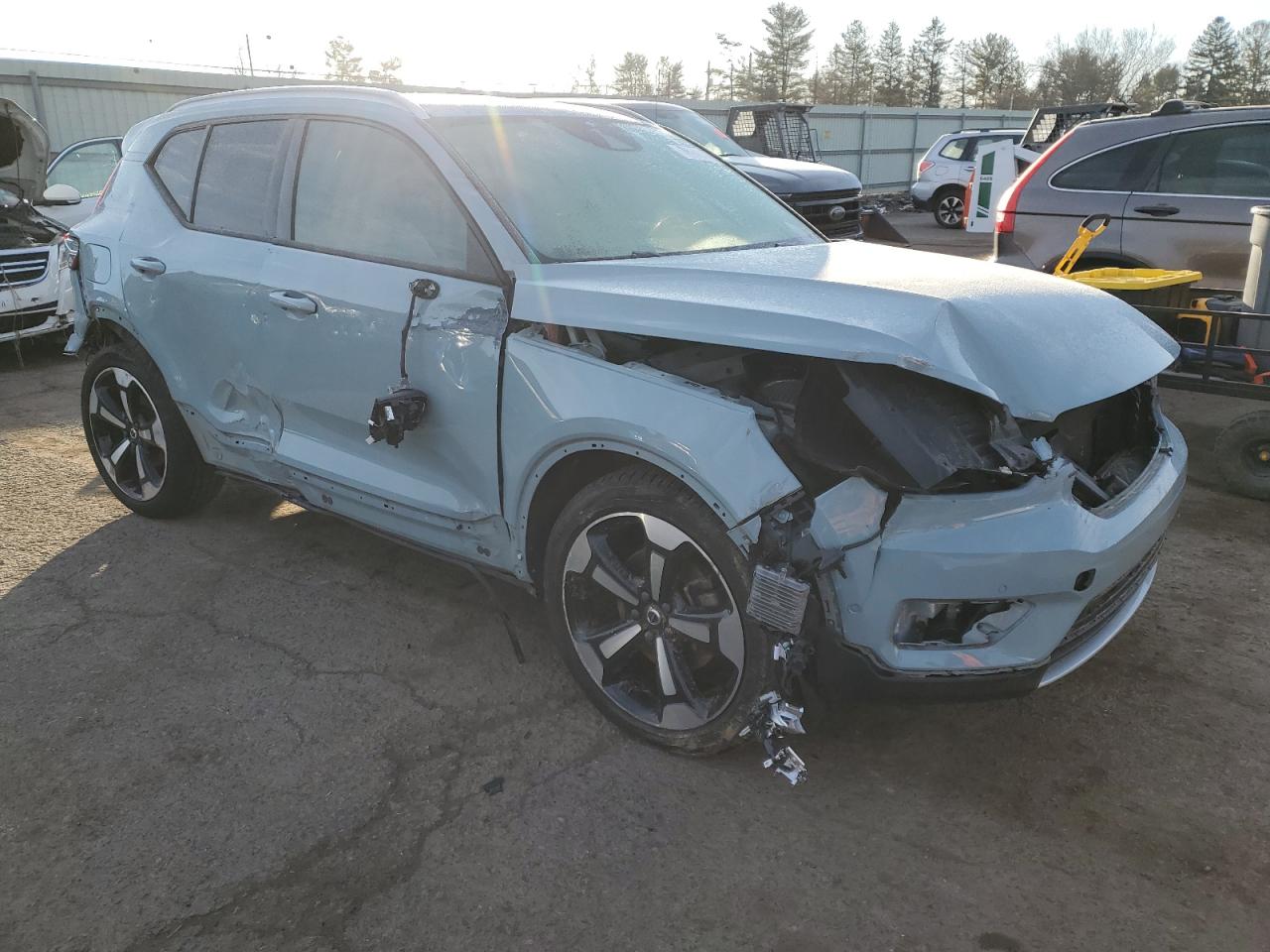 2019 Volvo XC40 VIN YV4162UK4K2104649 Copart auction photo, side / front end damage thumbnail 4