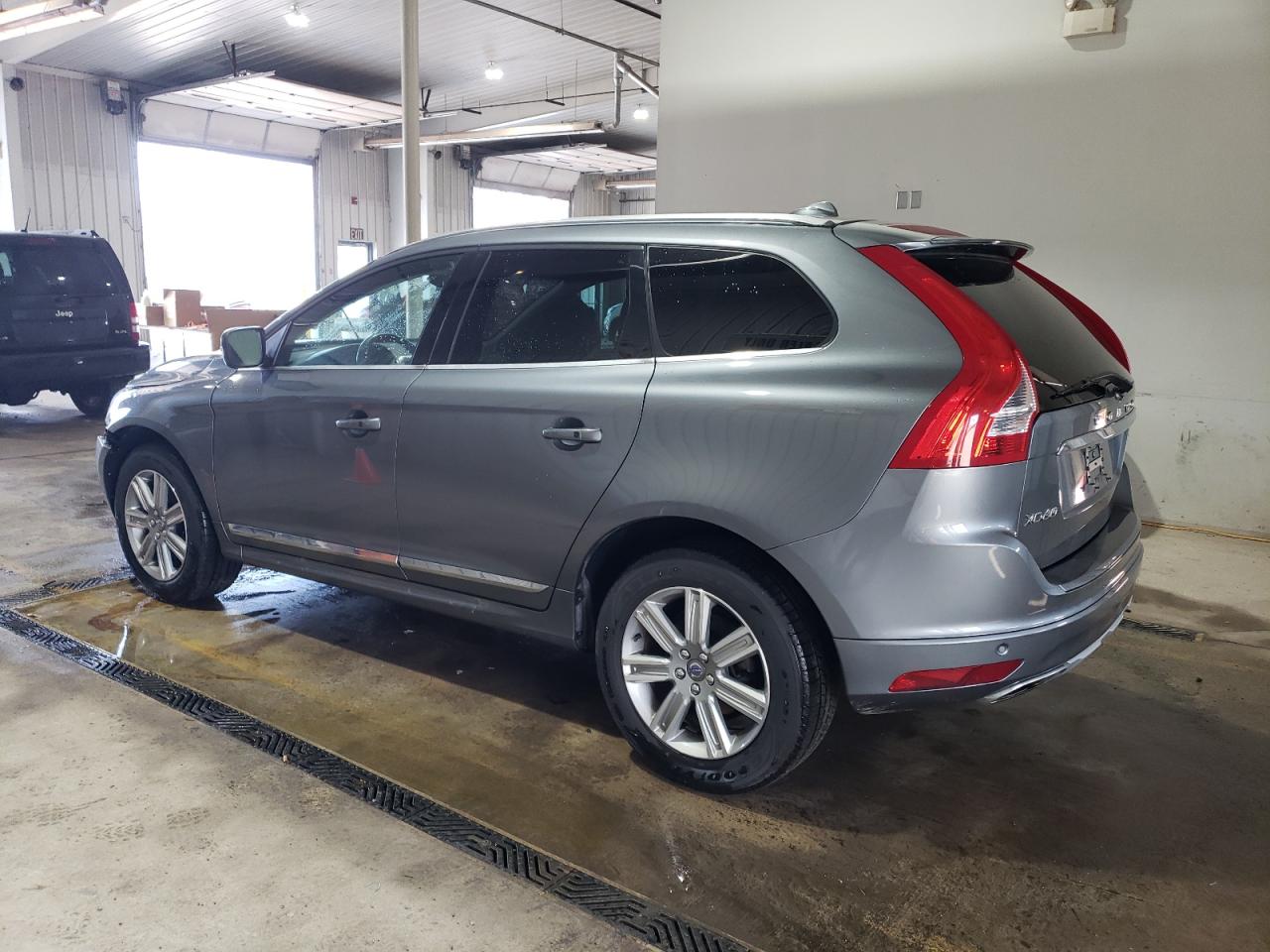 2017 Volvo XC60 VIN YV440MRUXH2103728 Copart auction photo, front end damage thumbnail 2