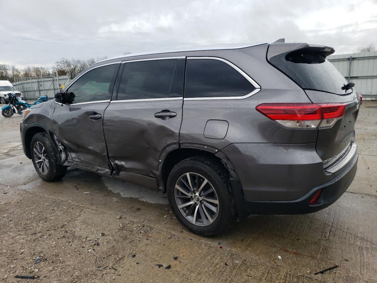 2018 Toyota Highlander VIN 5TDJZRFH4JS557598 Copart auction photo, all over damage thumbnail 2