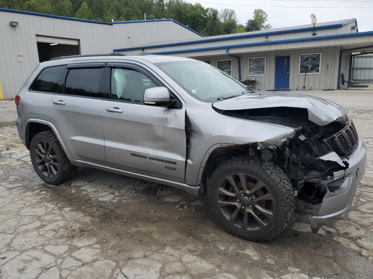 2017 Jeep Grand Cherokee VIN 1C4RJFBG1HC695861 Copart auction photo, front end / side damage thumbnail 4