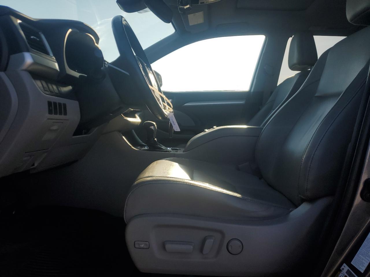 2017 Toyota Highlander VIN 5TDJZRFH6HS474927 Copart auction photo, front end / minor dent/scratches damage thumbnail 7
