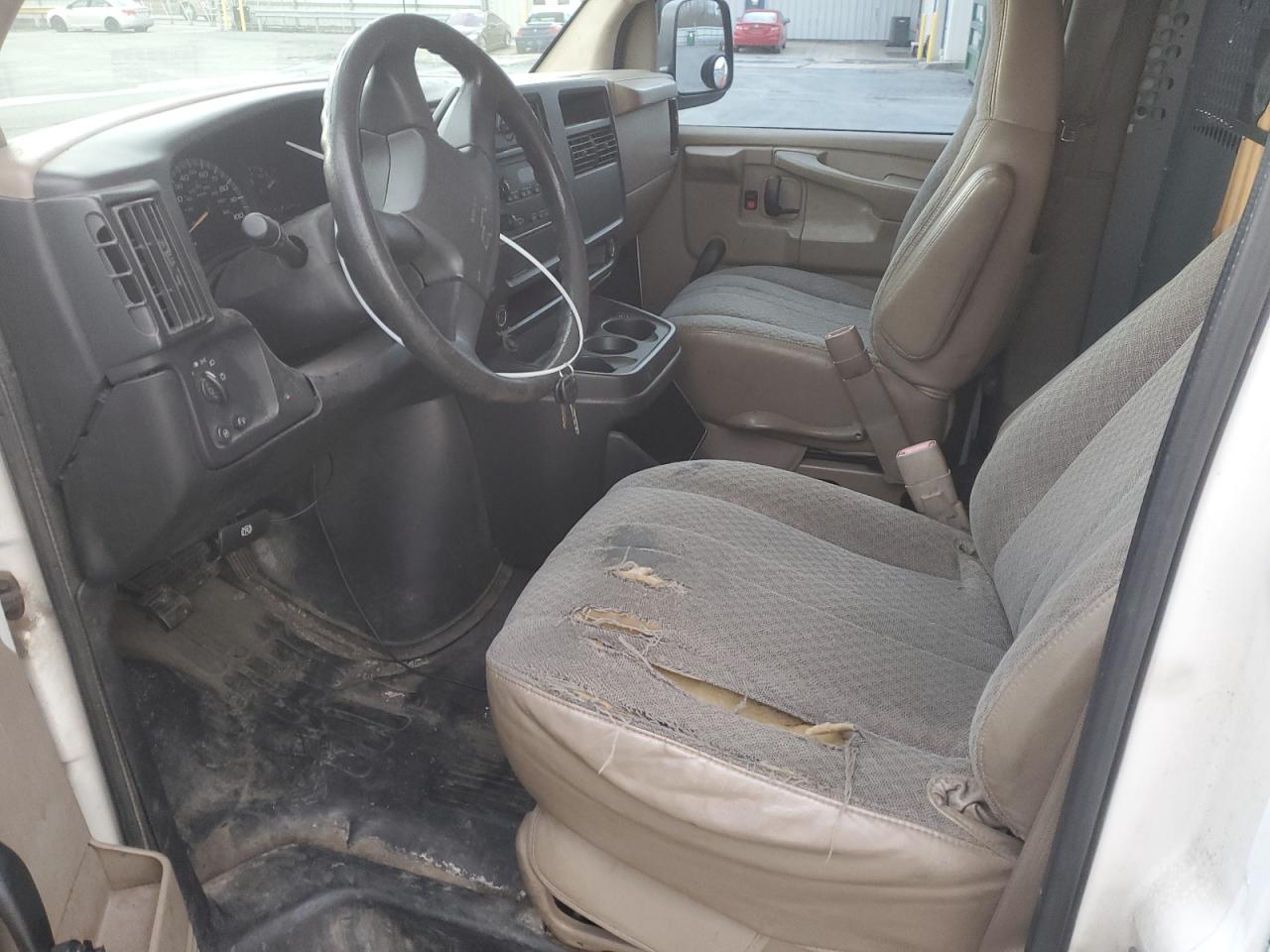 2004 Chevrolet Express VIN 1GCHG35U341142340 Copart auction photo, rear end / minor dent/scratches damage thumbnail 7