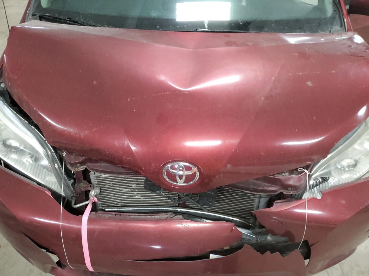 2013 Toyota Sienna VIN 5TDYK3DCXDS318133 Copart auction photo, front end / minor dent/scratches damage thumbnail 14