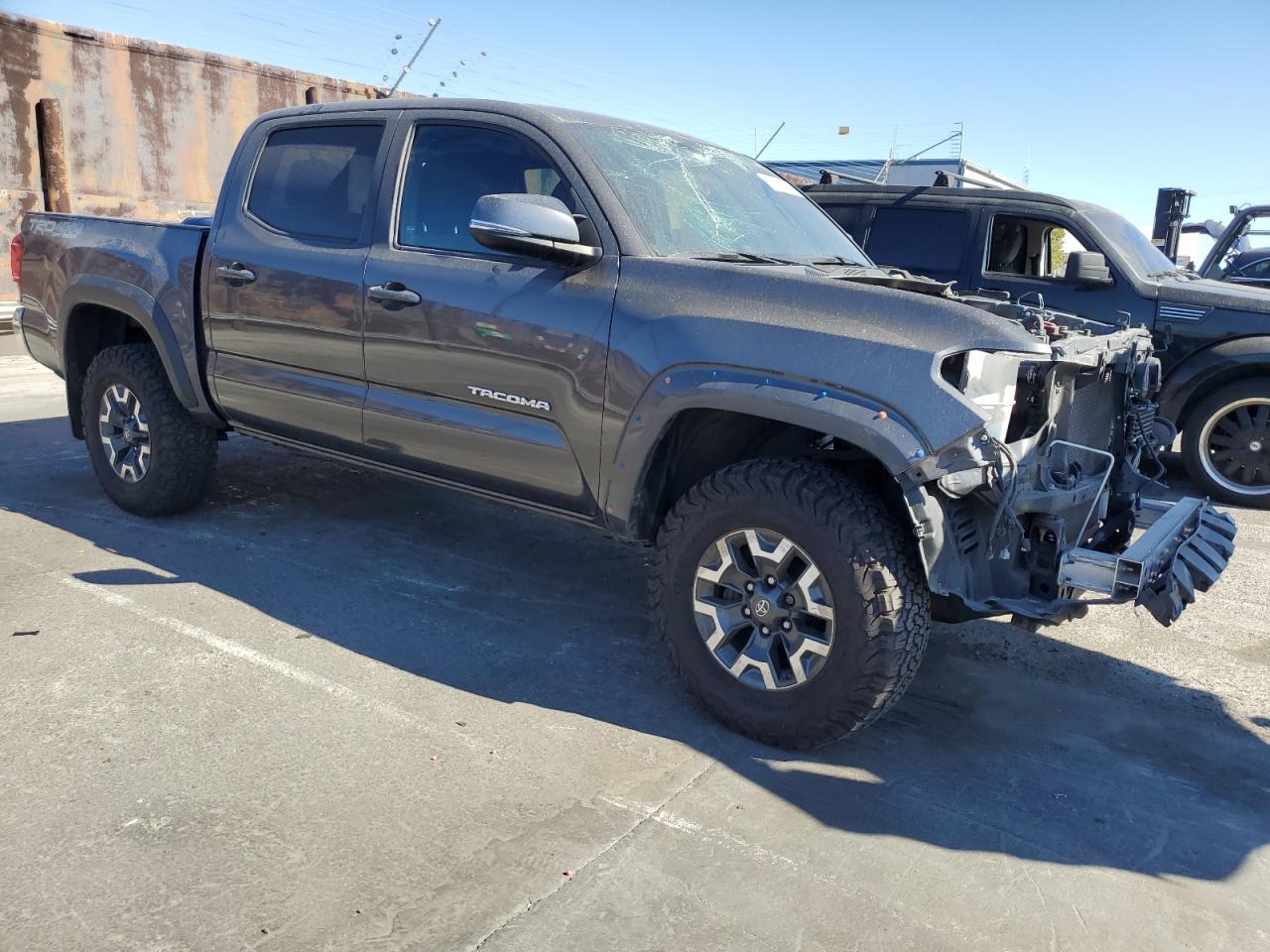 2017 Toyota Tacoma VIN 3TMCZ5AN7HM117366 Copart auction photo, front end / minor dent/scratches damage thumbnail 4