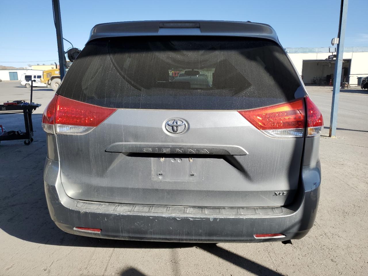 2011 Toyota Sienna VIN 5TDYK3DC8BS025019 Copart auction photo, front end damage thumbnail 6