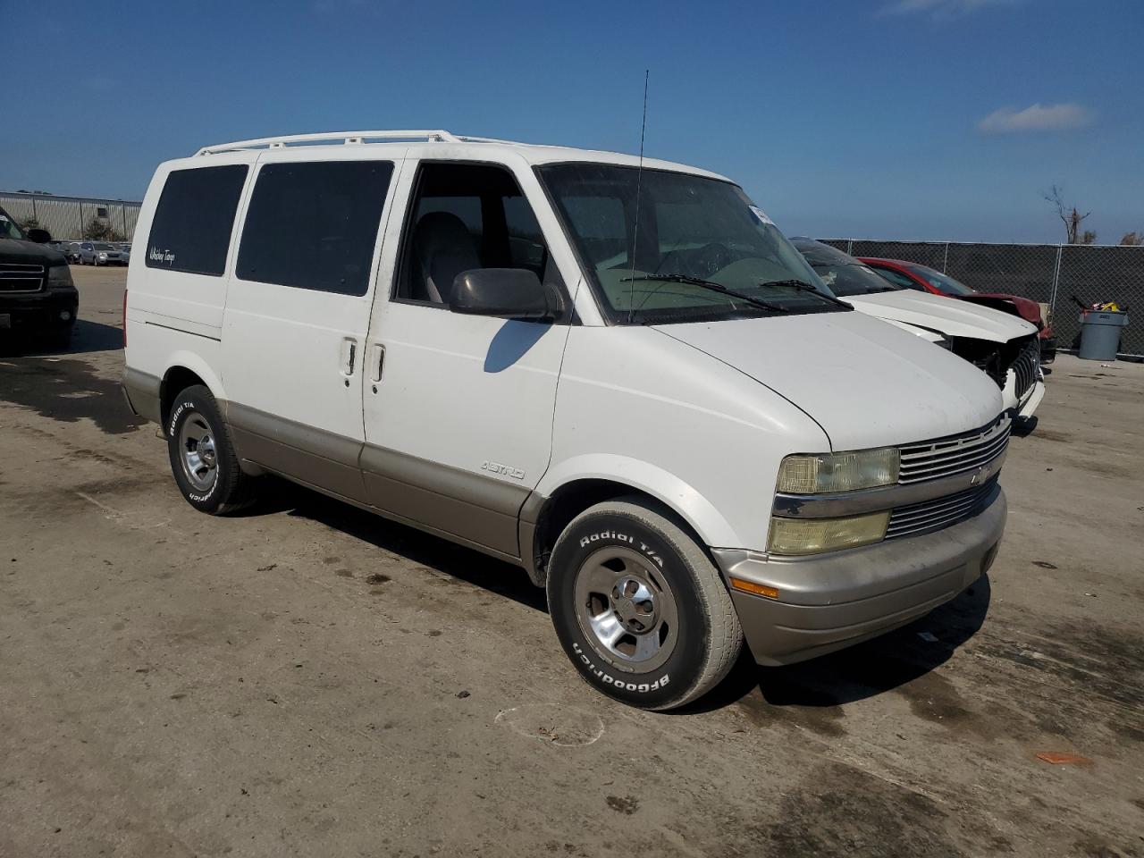 2001 Chevrolet Astro VIN 1GNDM19W71B131524 Copart auction photo, front end / side damage thumbnail 4