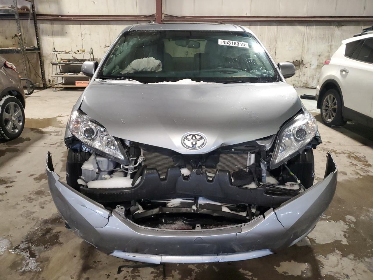2017 Toyota Sienna VIN 5TDYZ3DC2HS847142 Copart auction photo, front end / minor dent/scratches damage thumbnail 5