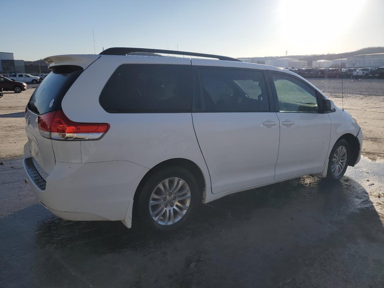 2012 Toyota Sienna VIN 5TDYK3DC1CS259410 Copart auction photo, front end / undercarriage damage thumbnail 3