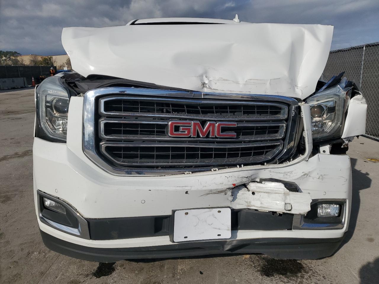 2019 GMC Yukon VIN 1GKS2GKC3KR310018 Copart auction photo, front end / side damage thumbnail 5