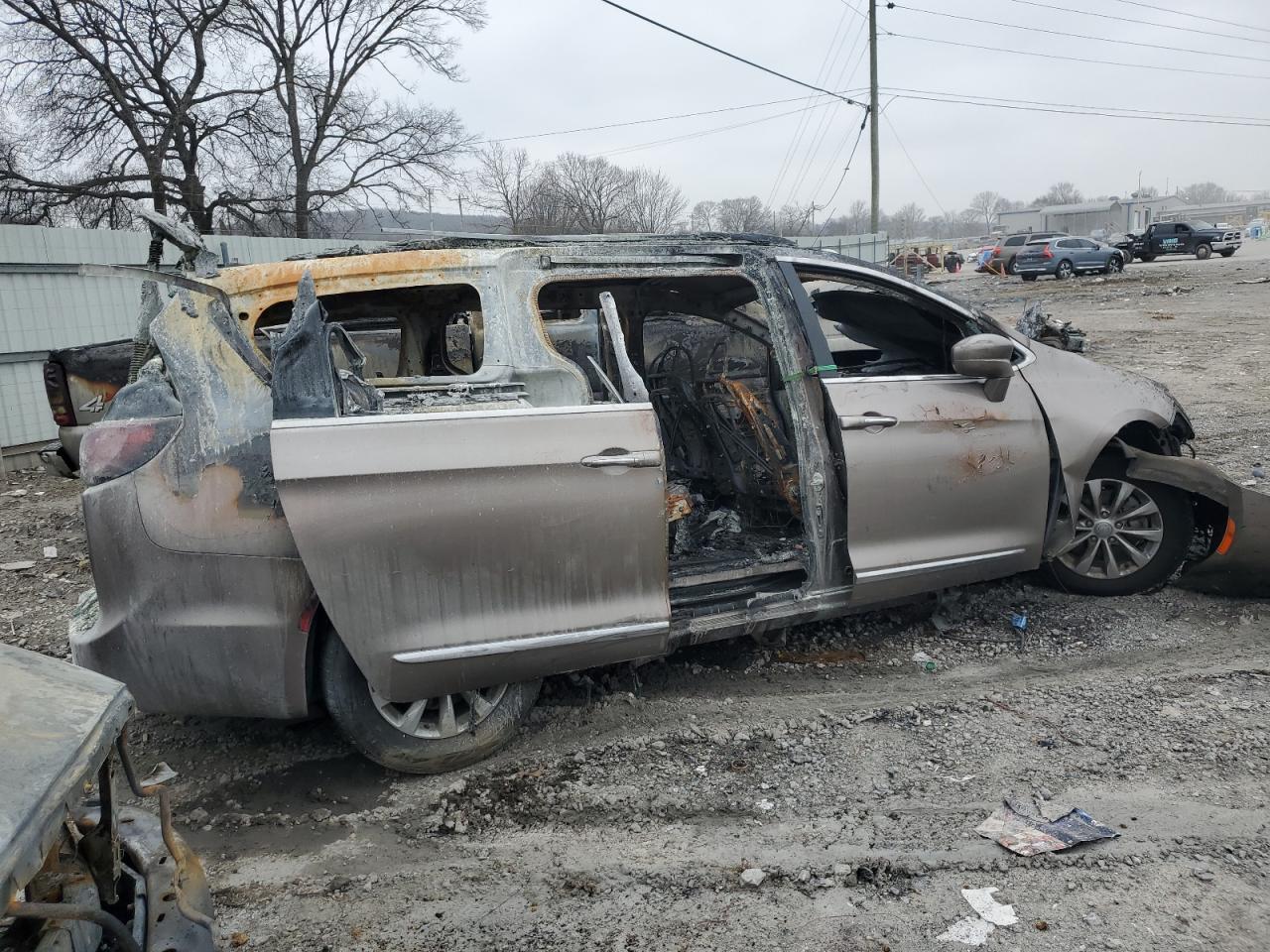 2018 Chrysler Pacifica VIN 2C4RC1BG0JR246519 Copart auction photo, burn damage thumbnail 3