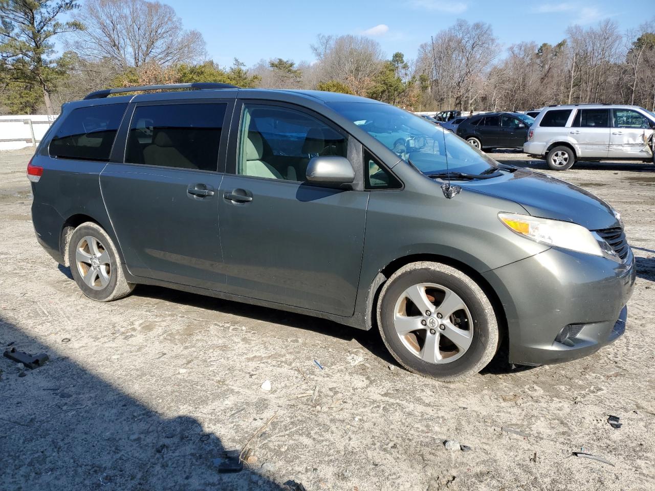2011 Toyota Sienna VIN 5TDKK3DC2BS013633 Copart auction photo, side / front end damage thumbnail 4