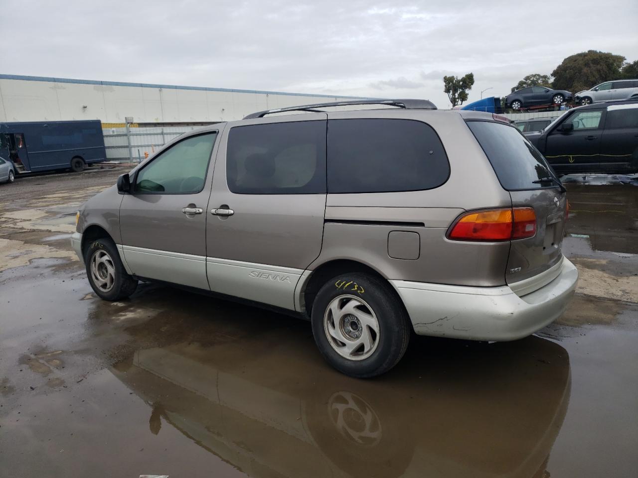 1998 Toyota Sienna VIN 4T3ZF13C2WU081072 Copart auction photo, burn damage thumbnail 2