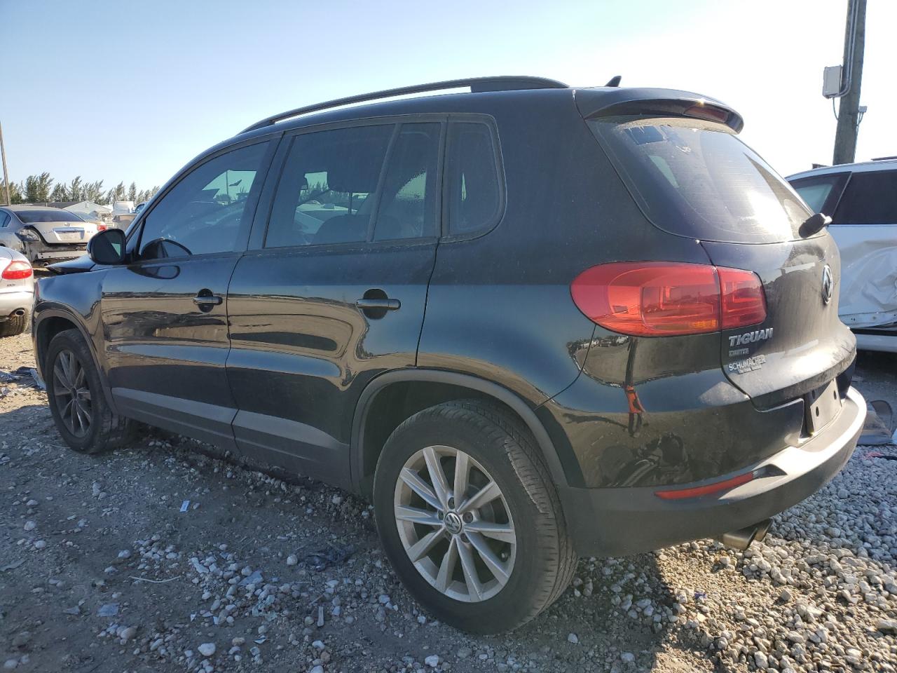 2017 Volkswagen Tiguan VIN WVGAV7AX6HK052237 Copart auction photo, front end / minor dent/scratches damage thumbnail 2