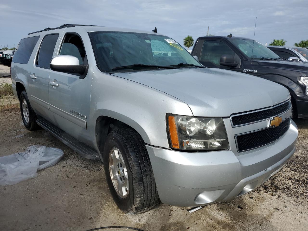 2013 Chevrolet Suburban VIN 1GNSCHE07DR137842 Copart auction photo, water/flood damage thumbnail 4