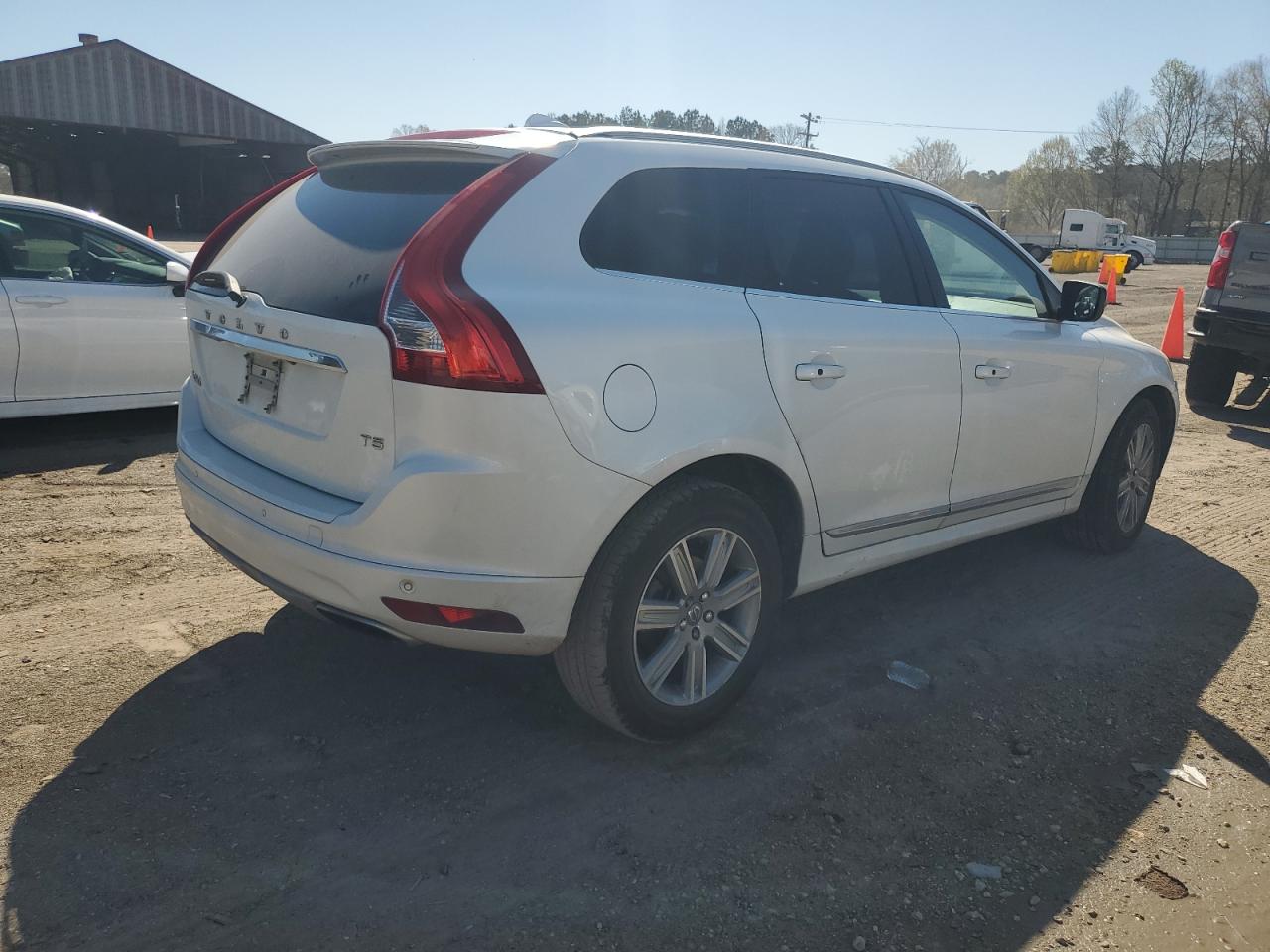 2017 Volvo XC60 VIN YV440MDUXH2042226 Copart auction photo, front end damage thumbnail 3