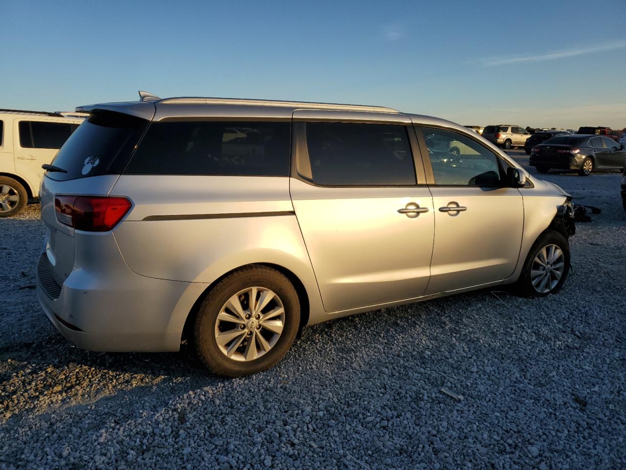 2017 KIA Sedona VIN KNDMB5C12H6253097 Copart auction photo, front end / minor dent/scratches damage thumbnail 3