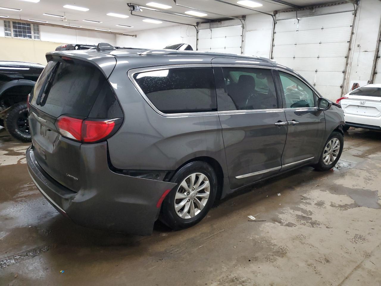2018 Chrysler Pacifica VIN 2C4RC1BG0JR211348 Copart auction photo, front end / side damage thumbnail 3