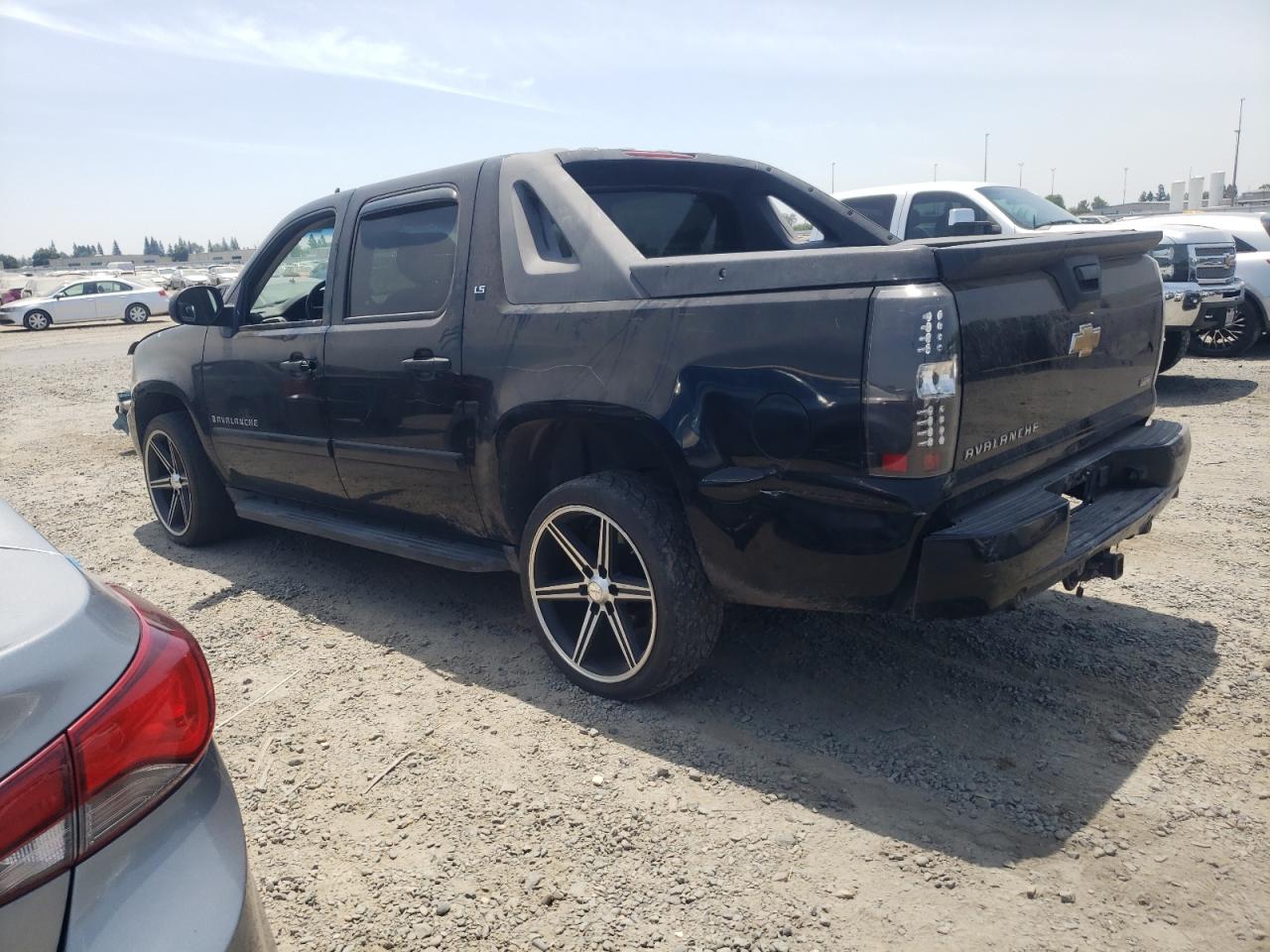 2007 Chevrolet Avalanche VIN 3GNEC120X7G181427 Copart auction photo, vandalism damage thumbnail 2
