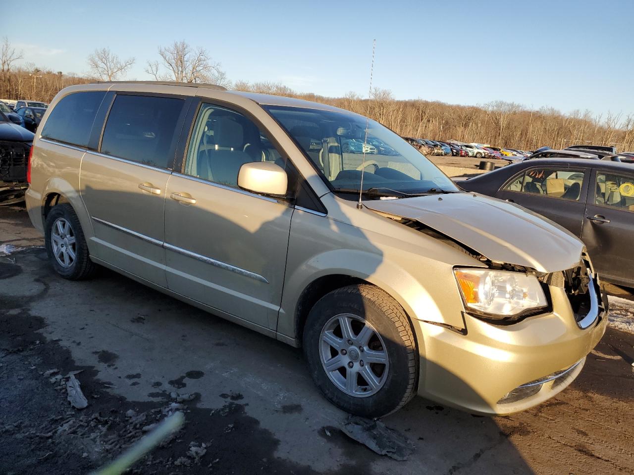 2011 Chrysler Town & Country VIN 2A4RR5DG7BR760317 Copart auction photo, front end / minor dent/scratches damage thumbnail 4