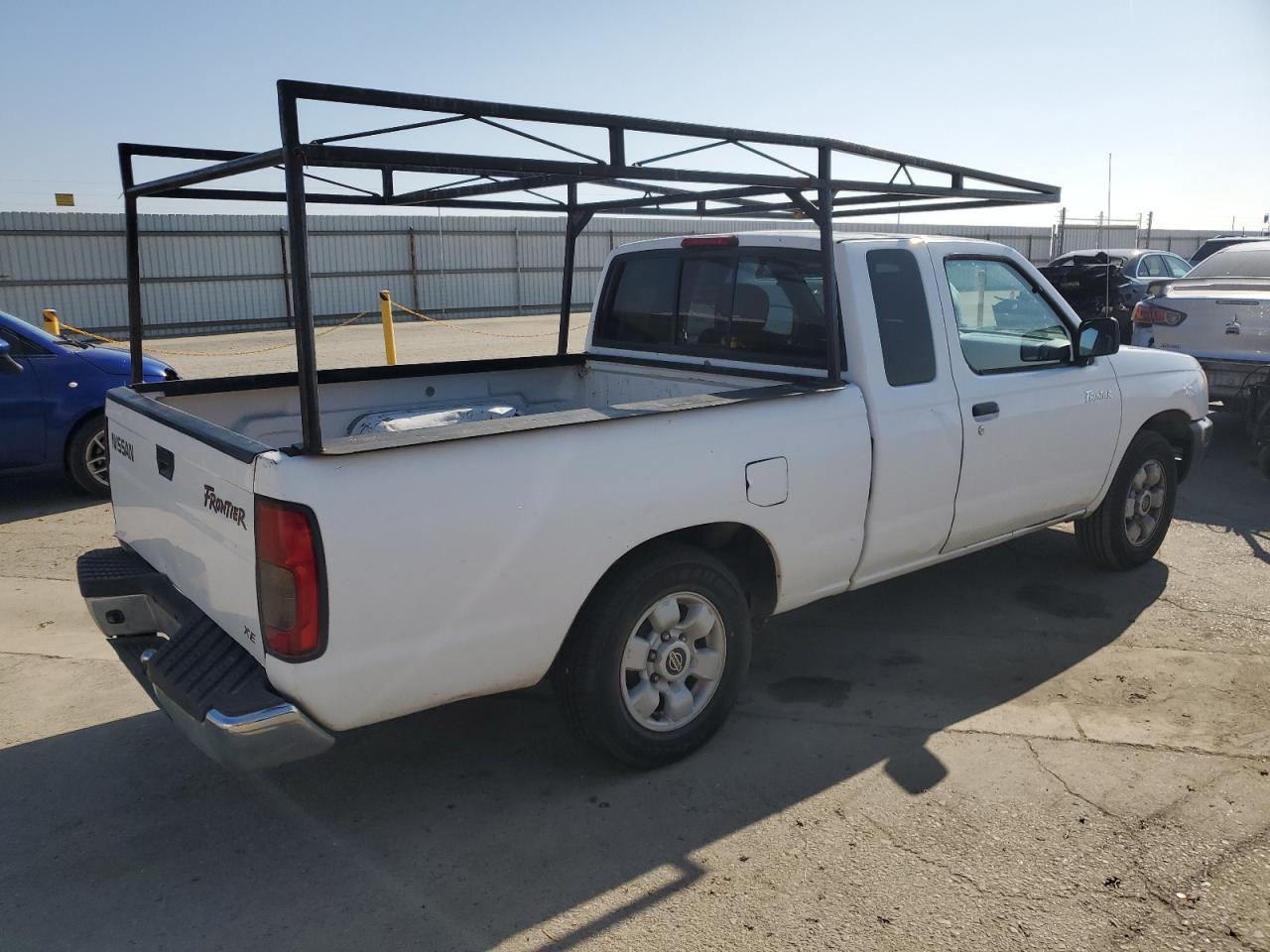 2000 Nissan Navara (Frontier) VIN 1N6DD26S8YC346816 Copart auction photo, minor dent/scratches damage thumbnail 3