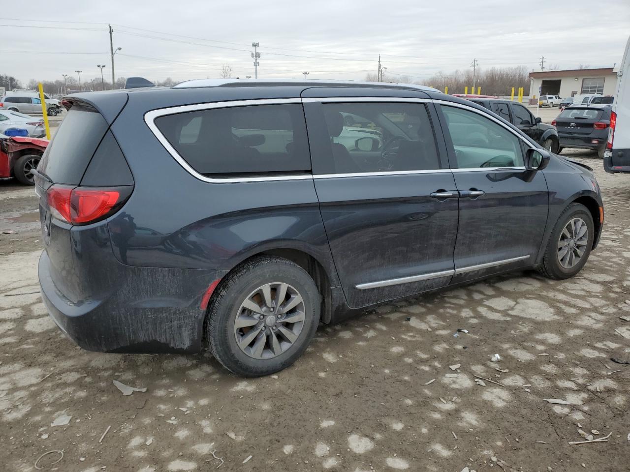 2020 Chrysler Pacifica VIN 2C4RC1EG3LR172818 Copart auction photo, front end / minor dent/scratches damage thumbnail 3