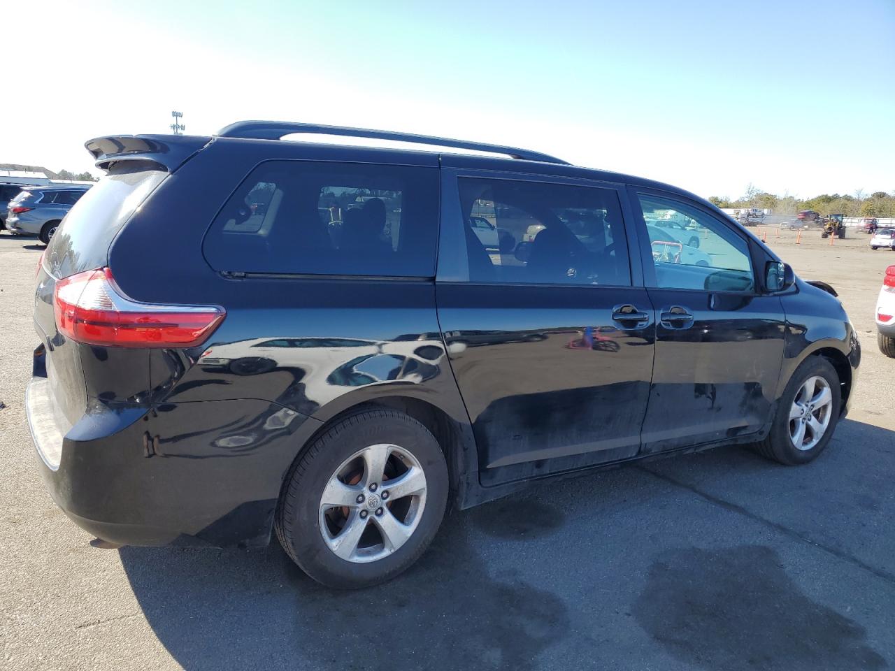 2016 Toyota Sienna VIN 5TDKK3DC2GS728371 Copart auction photo, front end / minor dent/scratches damage thumbnail 3