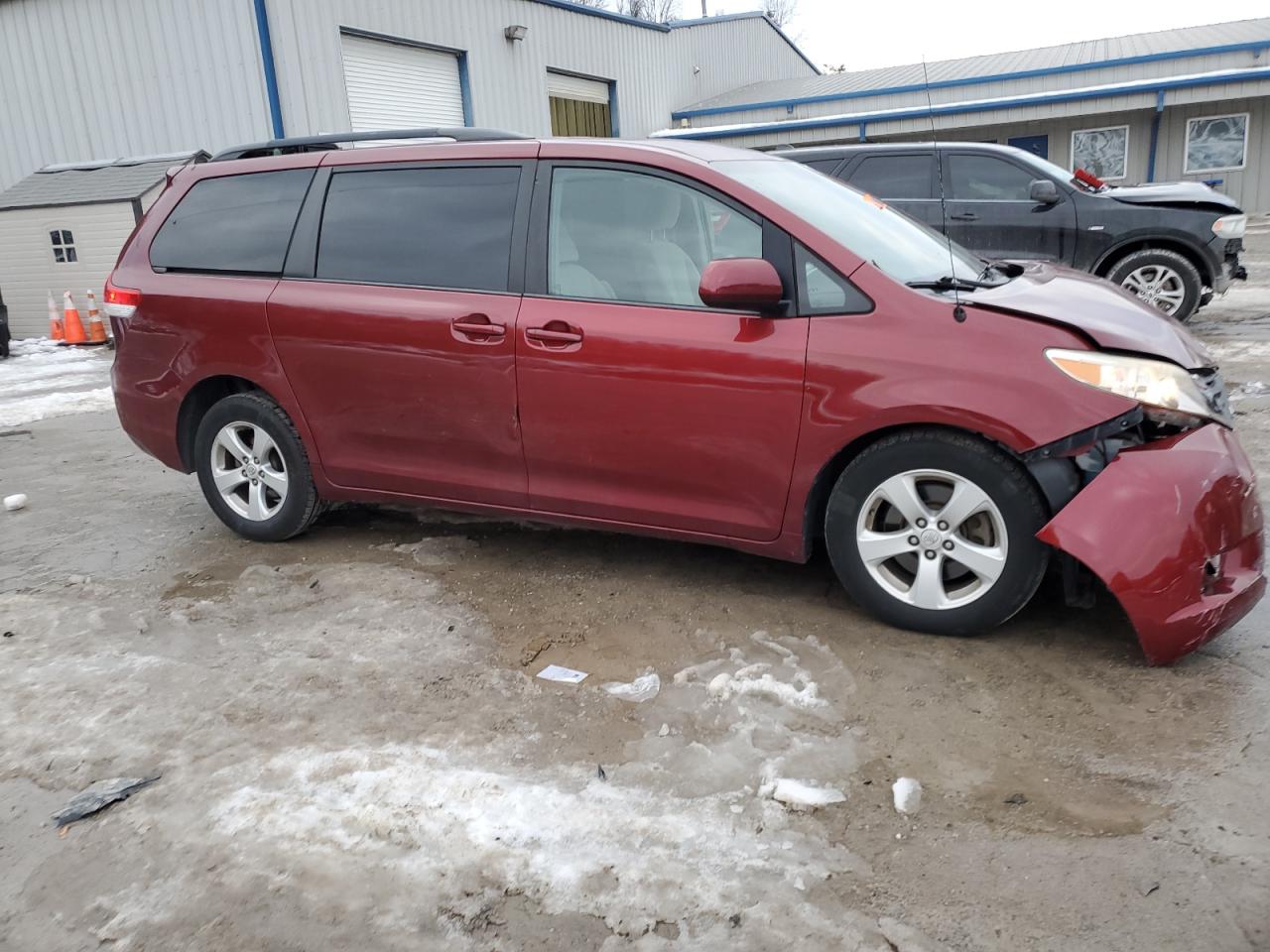 2014 Toyota Sienna VIN 5TDKK3DC3ES482637 Copart auction photo, front end / side damage thumbnail 4