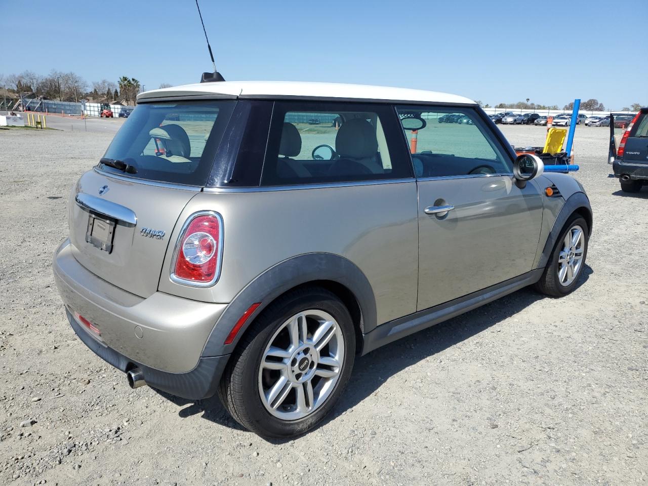 2011 MINI Cooper VIN WMWSU3C50BT182450 Copart auction photo, minor dent/scratches damage thumbnail 3
