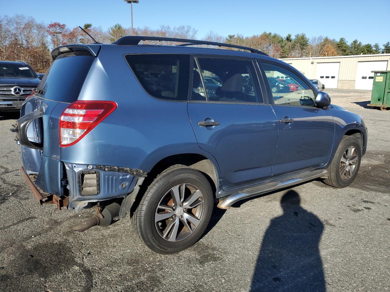 2009 Toyota RAV 4 VIN JTMBF33V095015498 Copart auction photo, rear end / minor dent/scratches damage thumbnail 3
