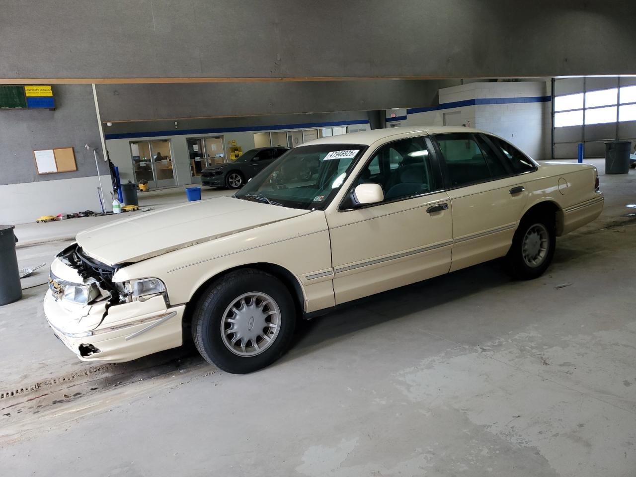 1996 Ford Crown Victoria VIN 2FALP74W1TX152476 - Copart auction photo