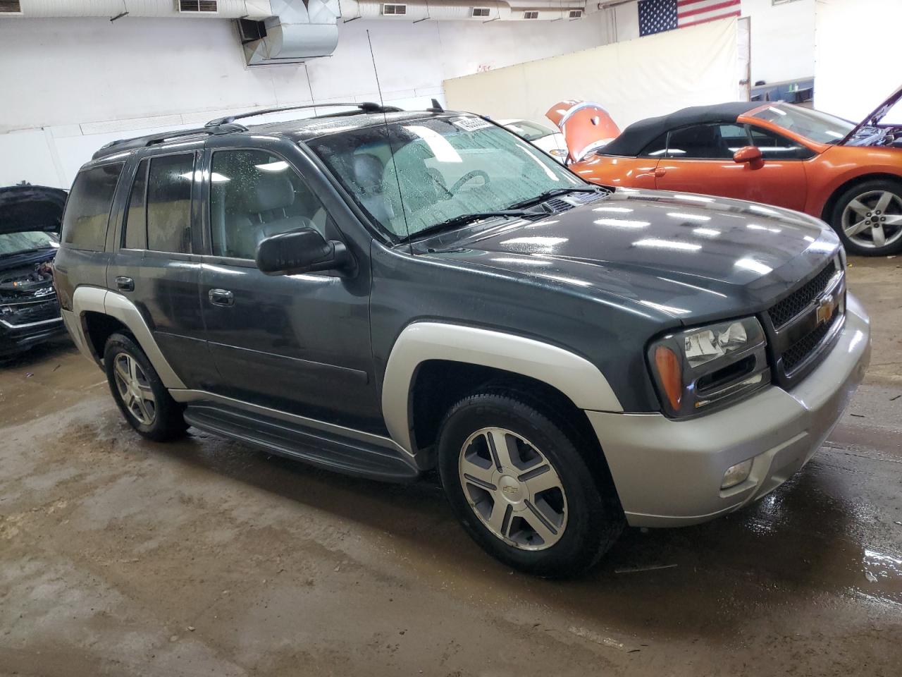 2006 Chevrolet TrailBlazer VIN 1GNDT13S962335368 Copart auction photo, side / minor dent/scratches damage thumbnail 4