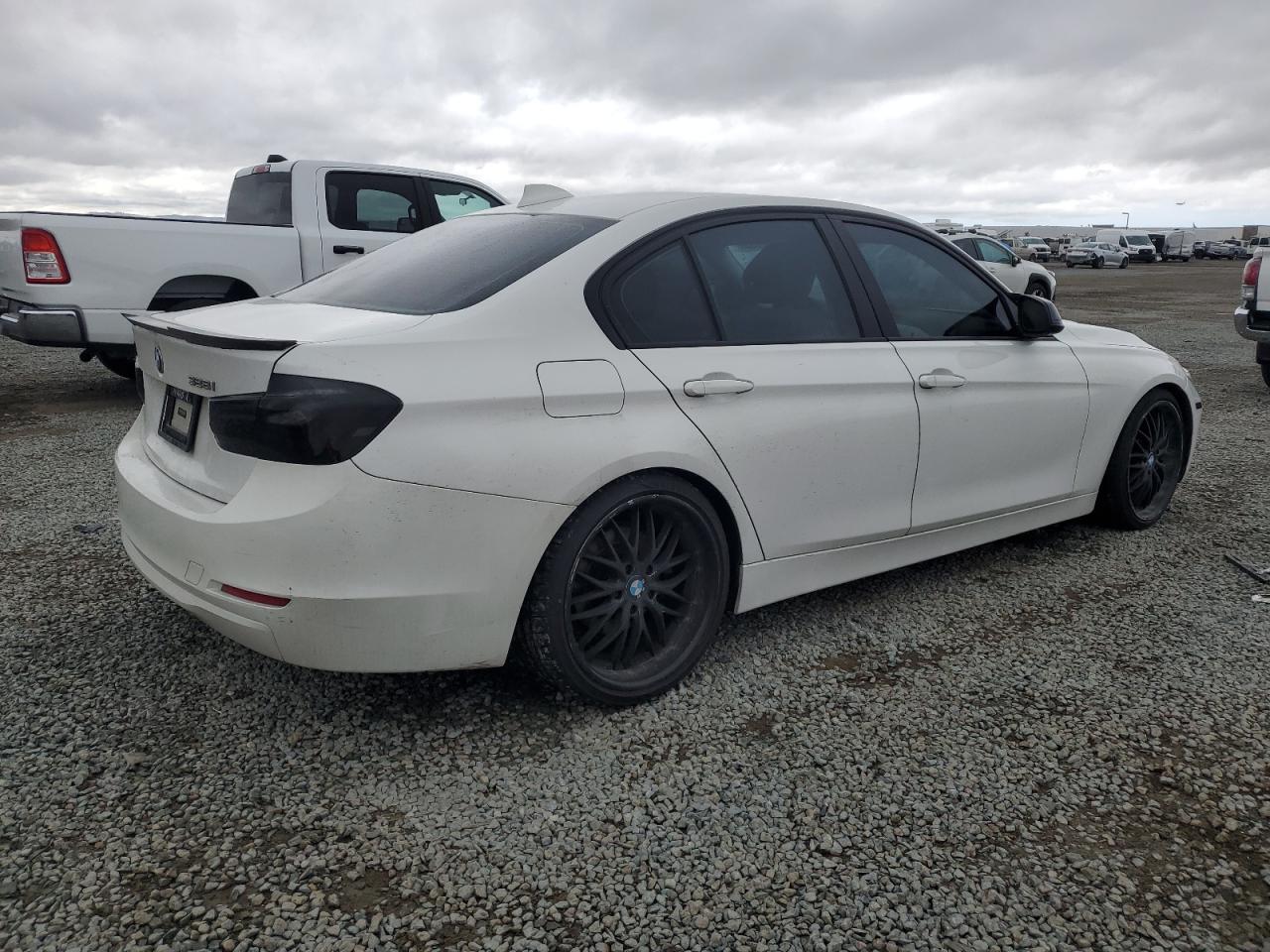 2012 BMW 3er VIN WBA3C1C55CF434138 Copart auction photo, water/flood damage thumbnail 3