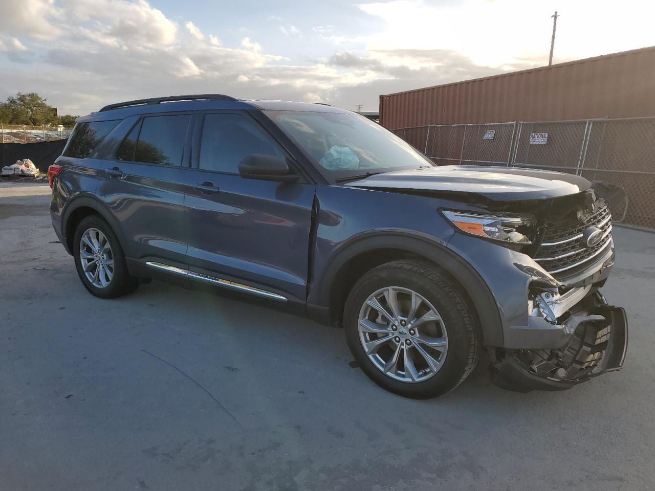 2021 Ford Explorer VIN 1FMSK7DH5MGB93301 Copart auction photo, front end / side damage thumbnail 4