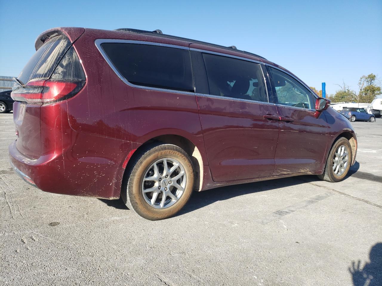 2021 Chrysler Pacifica VIN 2C4RC1FGXMR592883 Copart auction photo, side / front end damage thumbnail 3