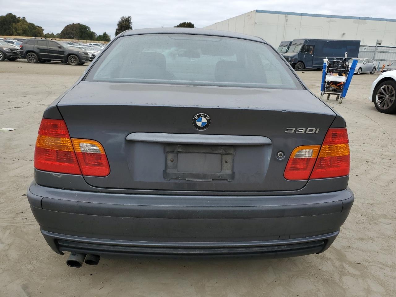 2002 BMW 3er VIN WBAEV53482KM20077 Copart auction photo, vandalism damage thumbnail 6