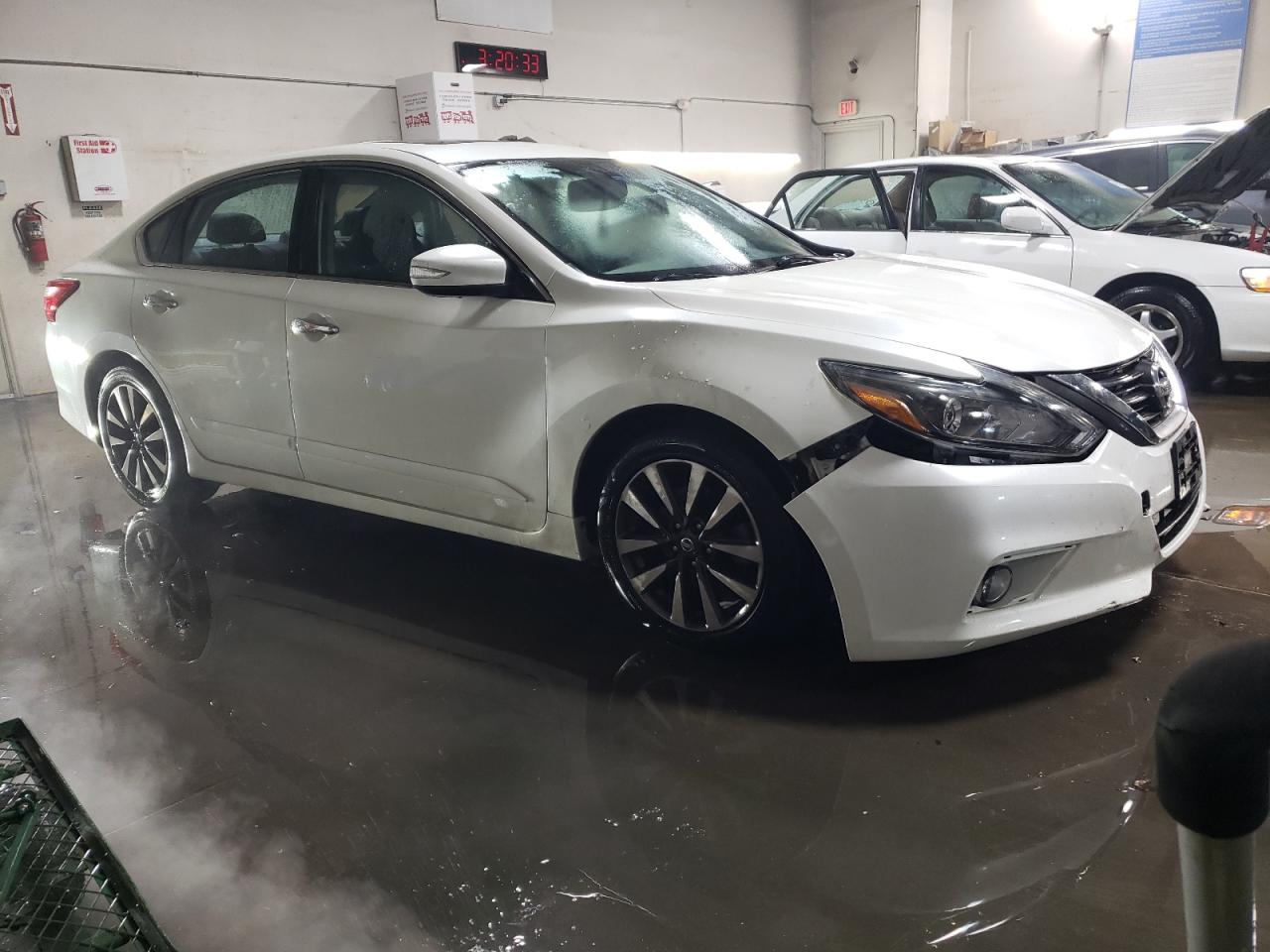 2016 Nissan Altima VIN 1N4AL3AP2GC267969 Copart auction photo, front end damage thumbnail 4