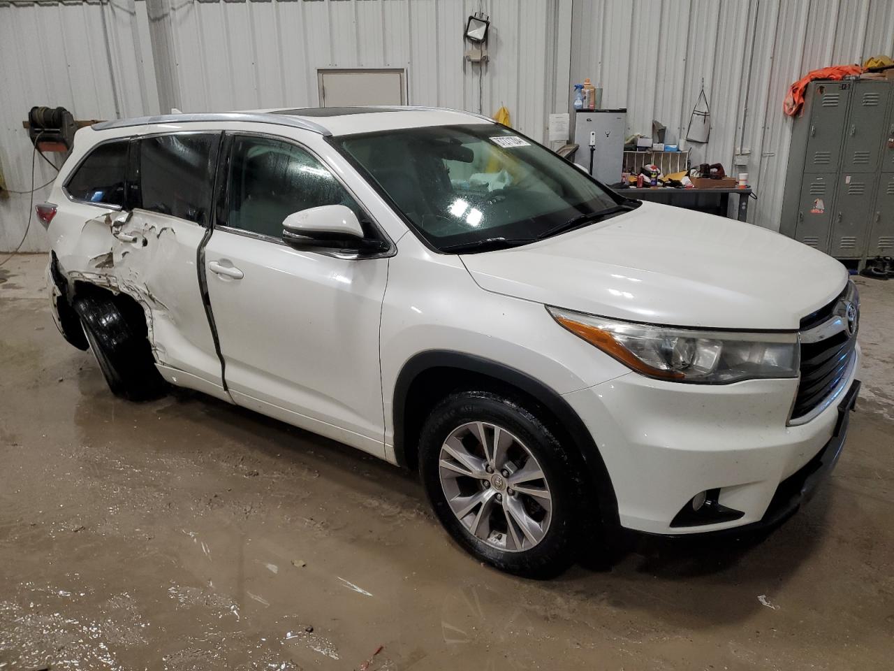 2015 Toyota Highlander VIN 5TDKKRFH4FS055609 Copart auction photo, side / rear end damage thumbnail 4