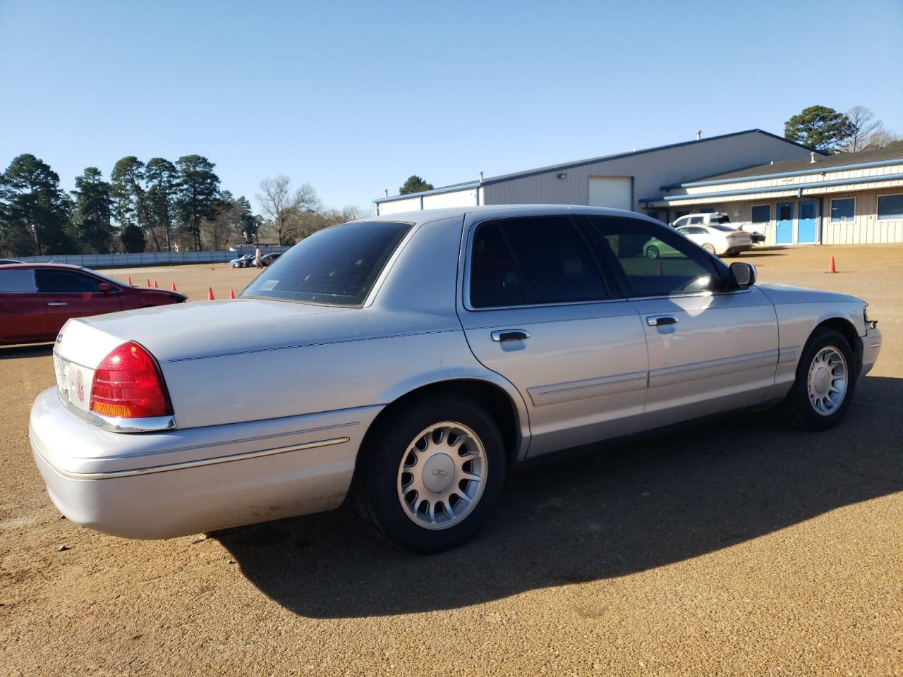 2000 Ford Crown Victoria VIN 2FAFP74W3YX122030 Copart auction photo, front end damage thumbnail 3