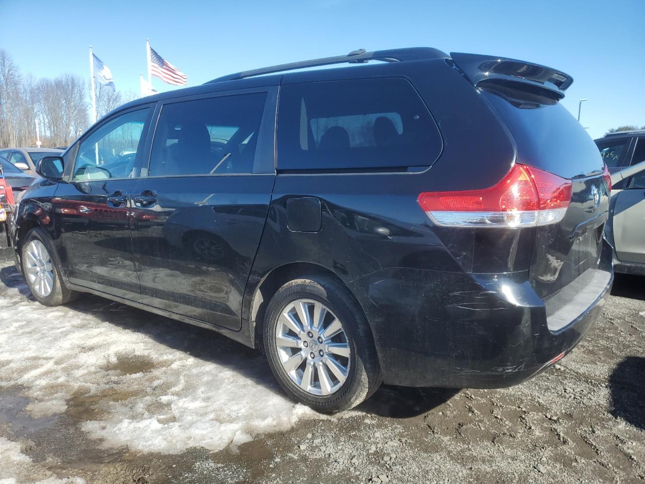 2013 Toyota Sienna VIN 5TDJK3DC6DS063871 Copart auction photo, side / minor dent/scratches damage thumbnail 2