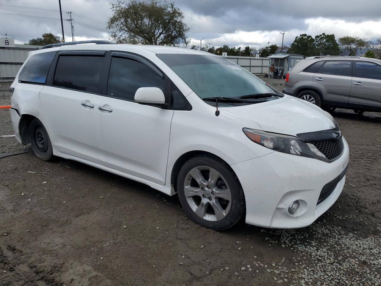 2013 Toyota Sienna VIN 5TDXK3DCXDS400794 Copart auction photo, rear end / minor dent/scratches damage thumbnail 4